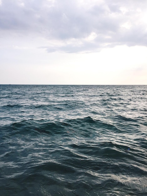 Вид спокойного голубого моря на фоне неба