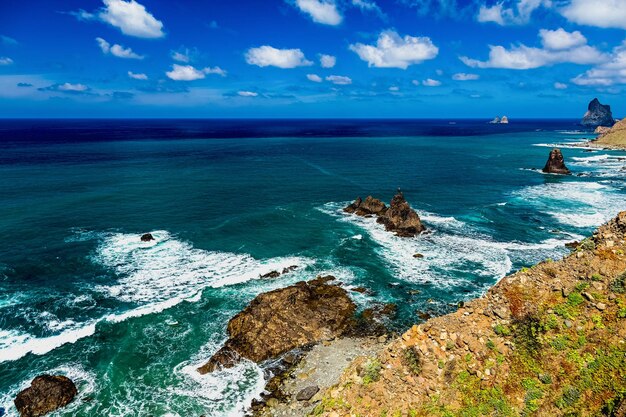 Foto vista del calmo mare blu contro il cielo