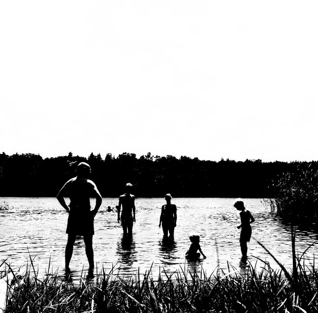 Photo view of calm lake against clear sky