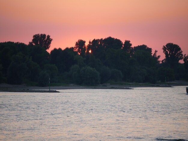 Photo view of calm lake at sunset