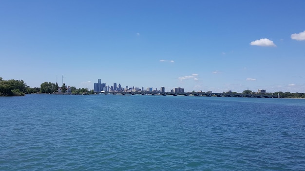 Photo view of calm river against clear blue sky