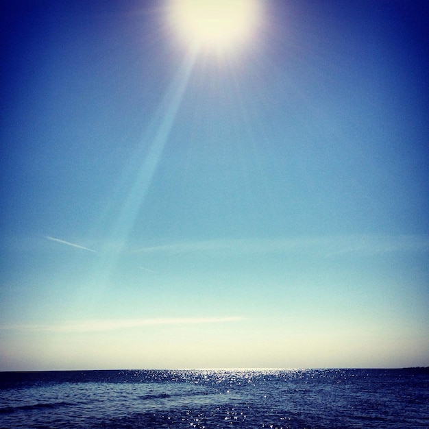 Foto vista del mare calmo contro un cielo blu limpido