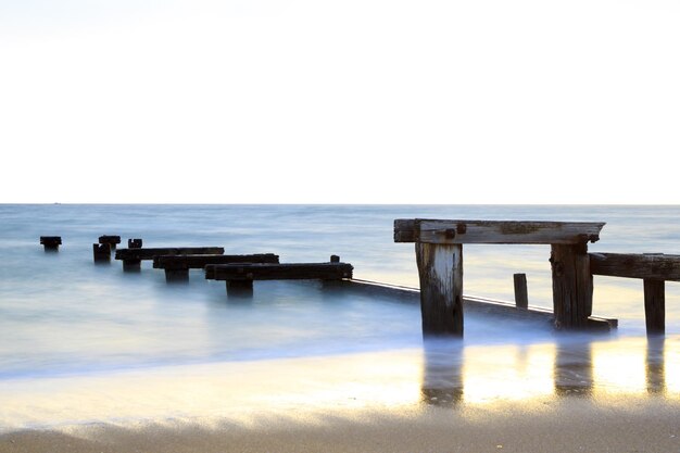 Foto vista del mare calmo contro un cielo limpido