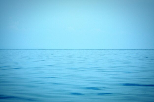 Photo view of calm sea against clear sky