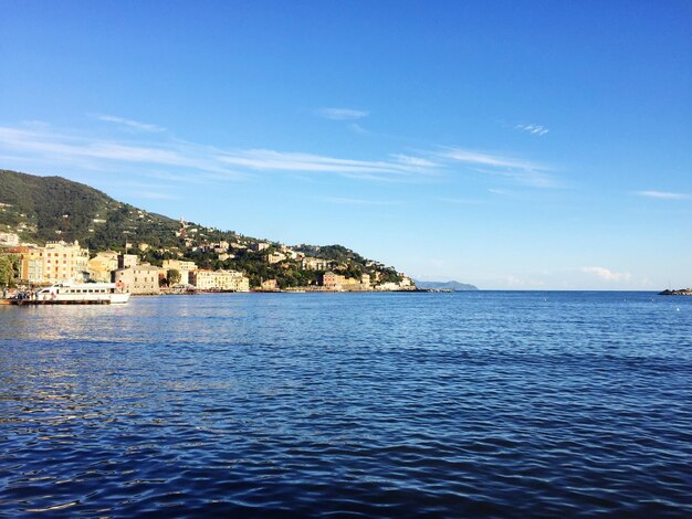 Foto vista del mare calmo contro un cielo nuvoloso