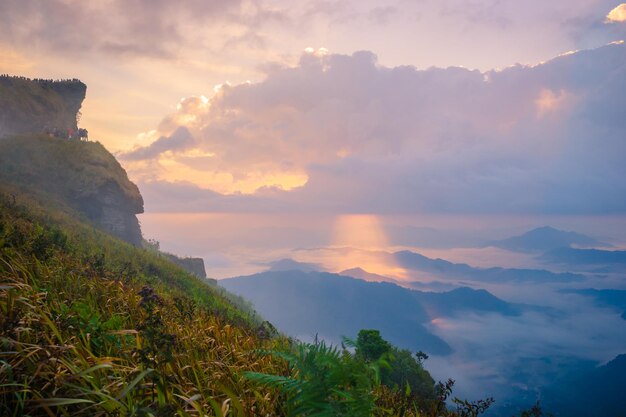 Photo view of calm sea against mountain range