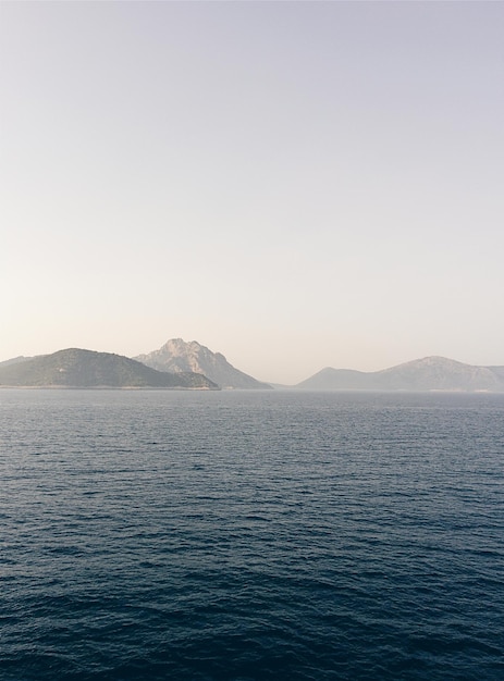 Foto vista del mare calmo contro la catena montuosa