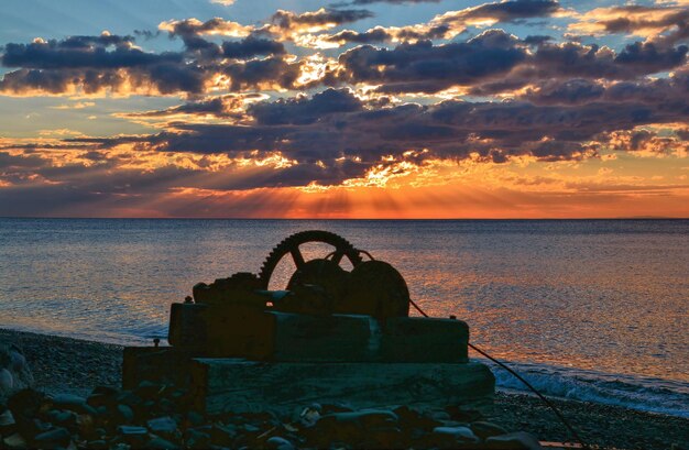 Foto la vista del mare calmo contro il cielo panoramico