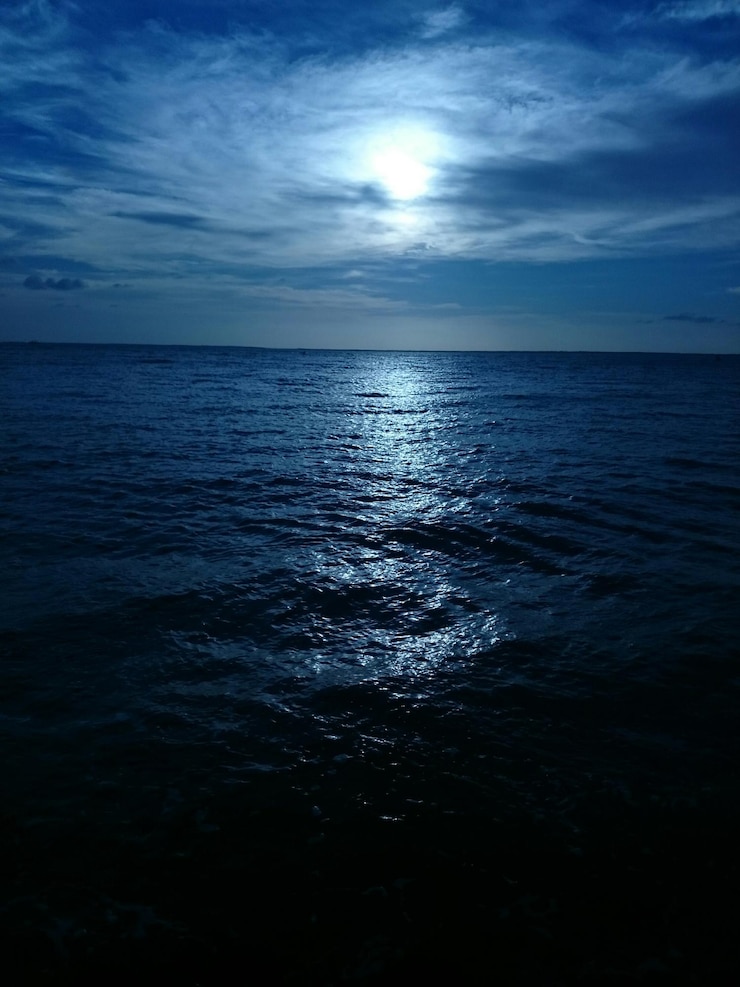 Photo view of calm sea against the sky