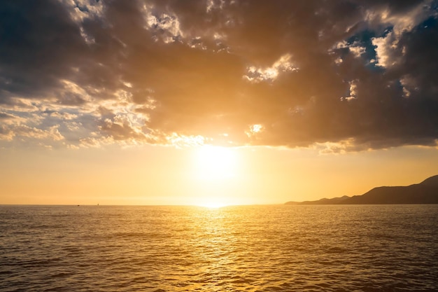 夕暮れの静かな海の景色