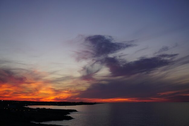 Photo view of calm sea at sunset