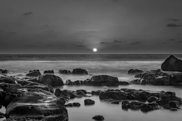 Photo view of calm sea at sunset