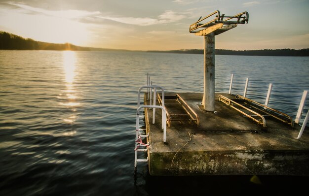 Photo view of calm sea at sunset