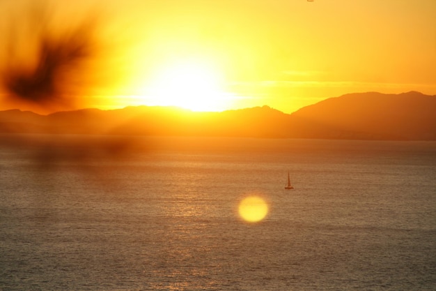 Foto la vista del mare calmo al tramonto