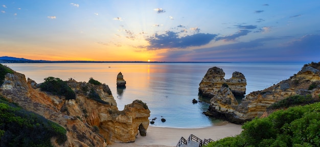 일출, Algarve, 포르투갈에서 Camilo 해변의보기