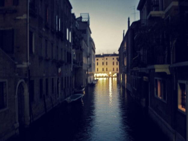 Foto vista del canale lungo gli edifici