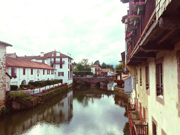 Photo view of canal along buildings