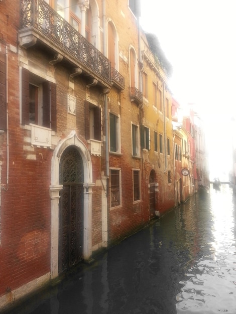 Foto vista del canale lungo gli edifici