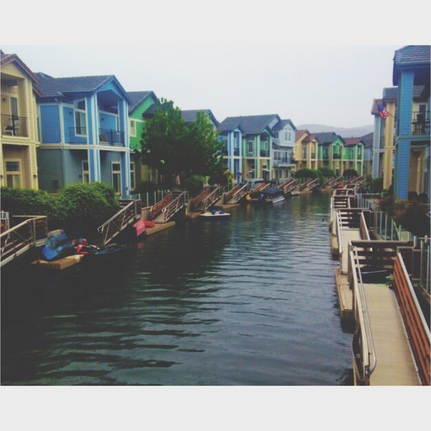 Photo view of canal along buildings