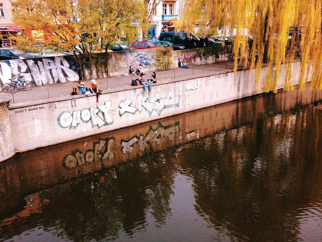 Photo view of canal in city