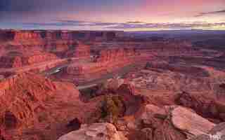 Photo a view of a canyon with a river in the distance