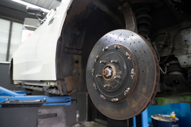 Вид автомобиля дискового тормоза для замены шины в гараже
