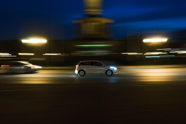 Foto vista di un'auto sulla strada di notte