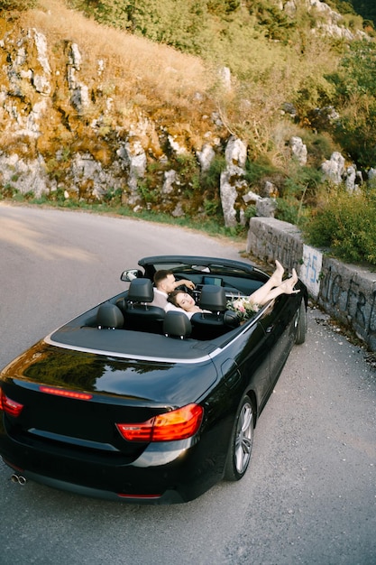 Foto vista dell'auto sulla strada