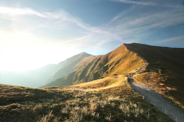 Photo view of the carpathian mountains during sunrise poland