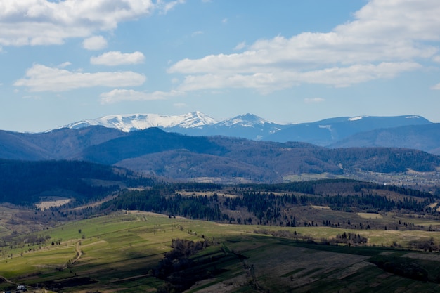 Вид на пейзаж Карпатских гор в пасмурный летний день.