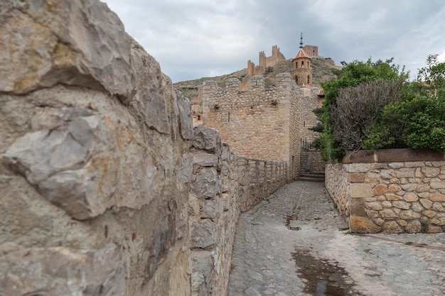 테루엘 스페인(Teruel Spain) 마을 내부에서 알바라신(Albarracin) 성의 전망