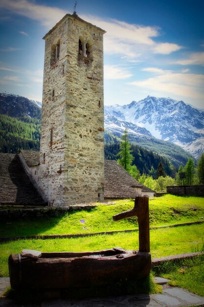 Photo view of castle on mountain against sky