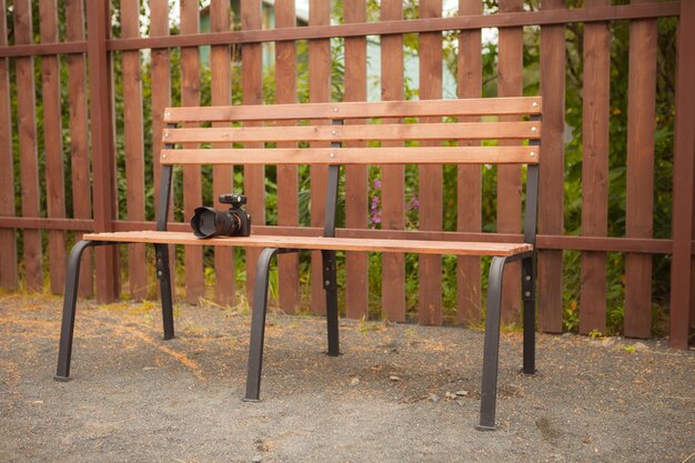 Photo view of a cat sitting on wooden fence