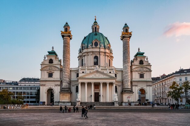 Foto vista della cattedrale contro gli edifici di vienna