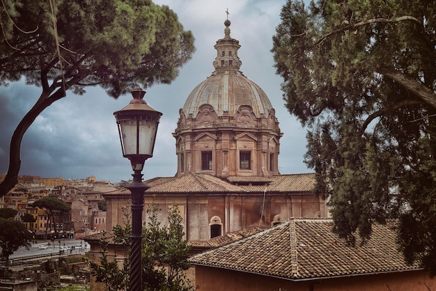 Foto vista della cattedrale contro gli edifici