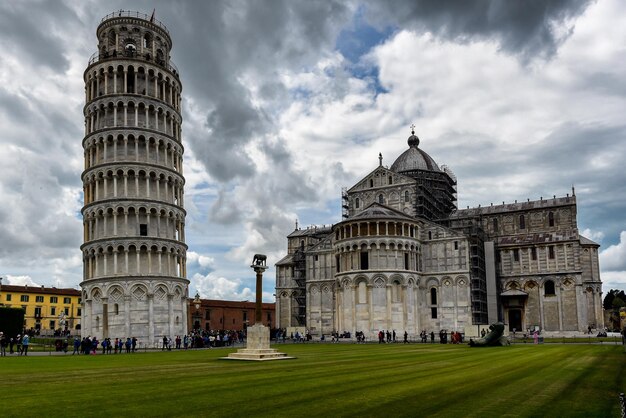 Foto vista della cattedrale contro un cielo nuvoloso