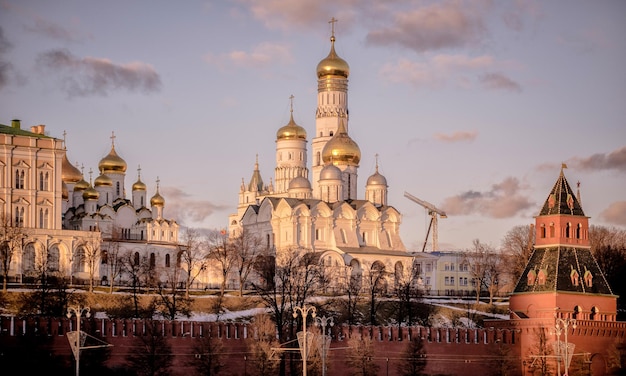 Photo view of cathedral against sky in city