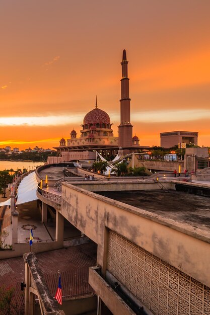 Foto vista della cattedrale e degli edifici contro il cielo durante il tramonto