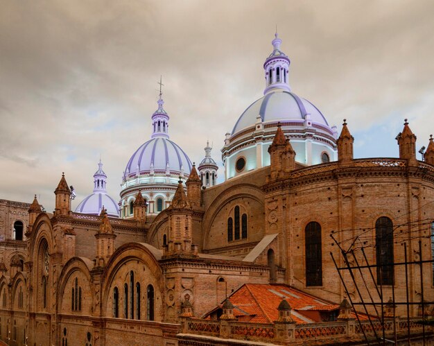 Photo view of cathedral and buildings against sky