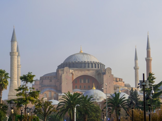 Photo view of cathedral and buildings against sky