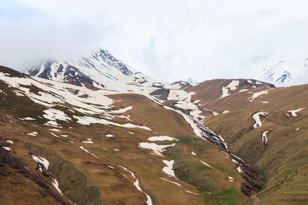 Vista sulle montagne del caucaso in georgia