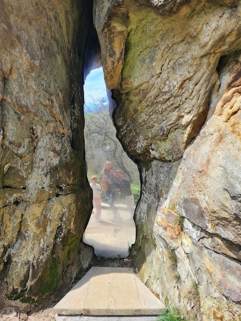 真ん中に大きな穴のある洞窟の眺め。