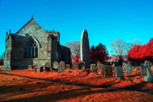 Foto vista del cimitero contro un cielo blu limpido