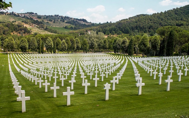 Foto vista del cimitero contro il cielo