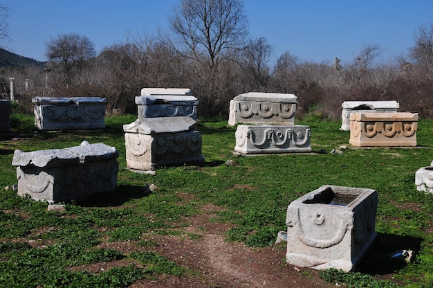 Foto vista del cimitero sul campo contro il cielo