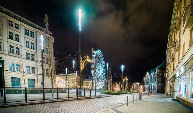 Photo view of the center of a european city with a ferris wheel in the middle seasonal entertainment city