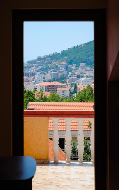 Vista della parte centrale di budva e del mare adriatico.