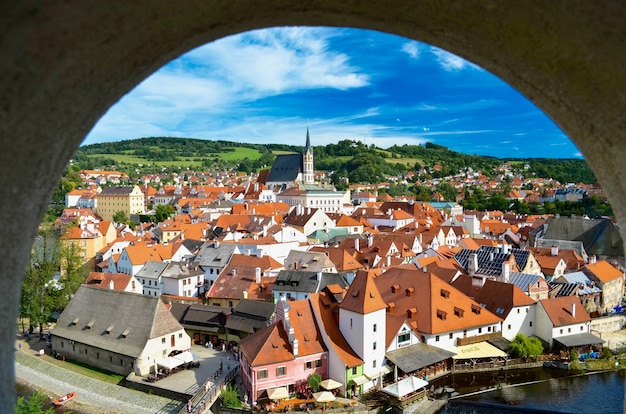 Vista di cesky krumlov da una finestra