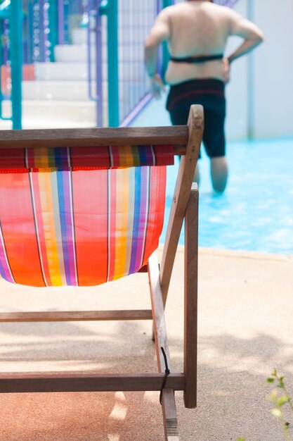 Foto vista della sedia vicino alla piscina