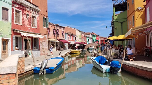 ブラーノ島の水路の眺め、イタリア、ブラーノ島のカラフルな家々。夏